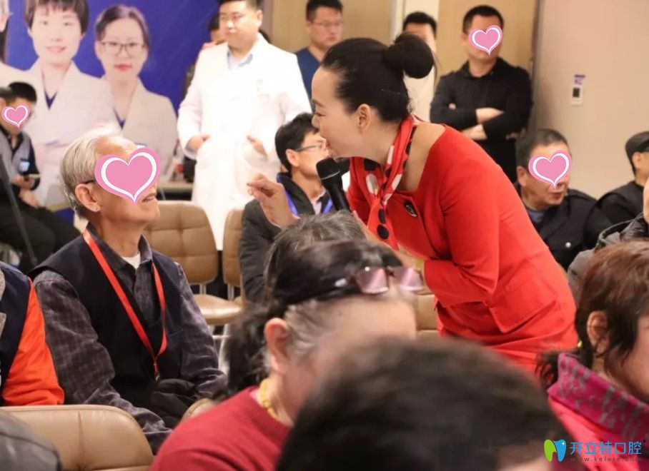 大爺就自己的牙齒情況咨詢張?jiān)洪L(zhǎng)如何種牙