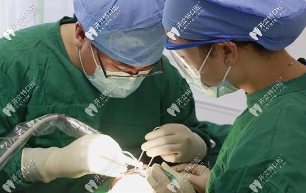 72歲高齡老人在廣州柏德口腔做種植牙的手術(shù)現(xiàn)場(chǎng)