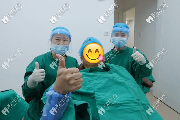 63歲的陳叔叔為柏德口腔和醫(yī)生點贊